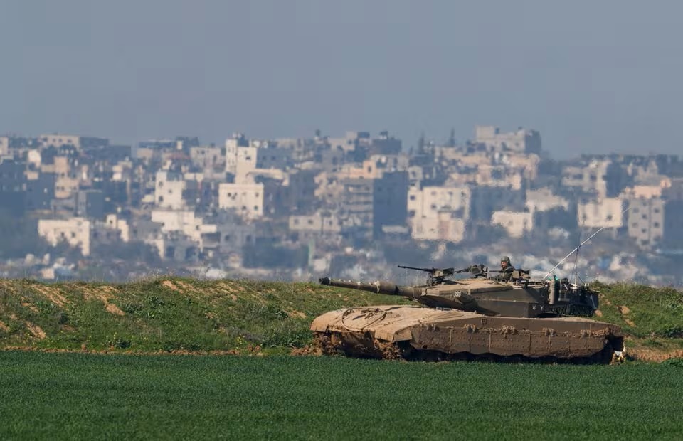 Một xe tăng của Israel diễn tập dọc biên giới phía bắc Dải Gaza vào ngày 7/2, trong bối cảnh xung đột đang diễn ra giữa Israel và nhóm Hồi giáo Palestine Hamas - Ảnh: REUTERS/Amir Cohen