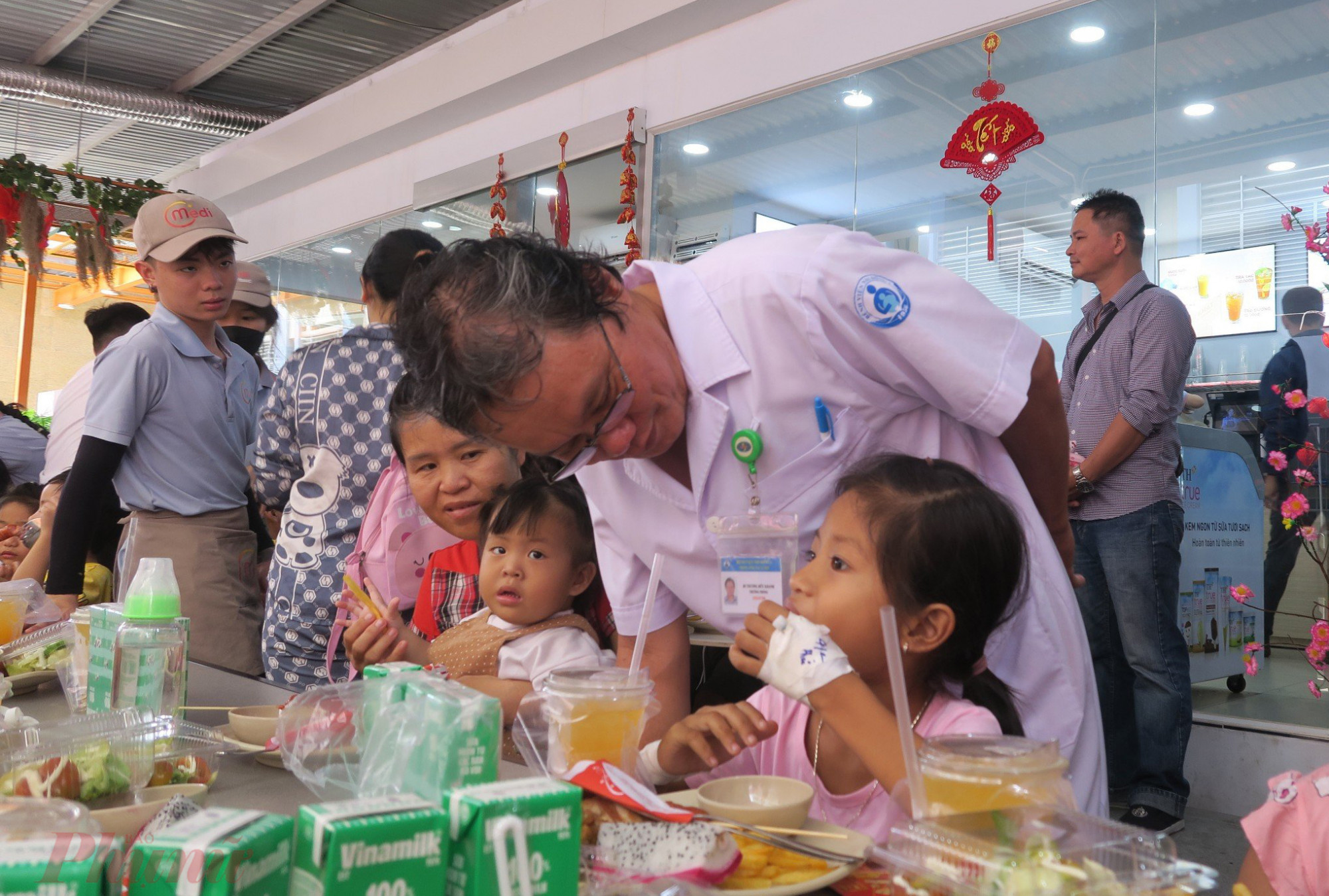 Bác sĩ Trương Hữu Khanh cùng dự 'đại tiệc' tất niên với các bệnh nhi nội trú