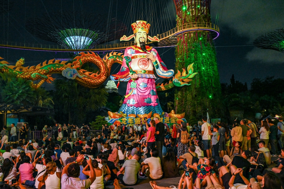 Người dân địa phương và du khách tập trung tại khu đài quan sát siêu cây của Gardens by the Bay ở Singapore để xem chương trình biểu diễn có hình con rồng dài 140 mét và thần tài.