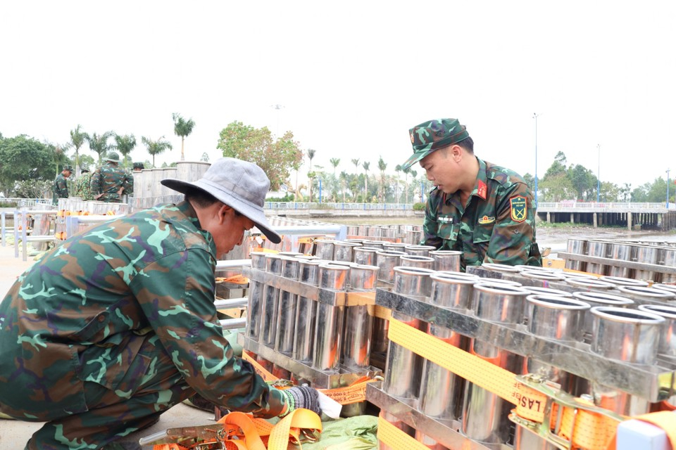 Năm nay, TP Cần Thơ tổ chức bắn pháo hoa trên sà lan để phục vụ người dân