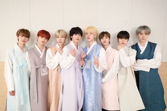 Nhóm nhạc nam K-pop n.SSign chào đón Tết Nguyên đán bằng những bức ảnh trong trang phục truyền thống hanbok của Hàn Quốc, dành tặng người hâm mộ trên toàn thế giới