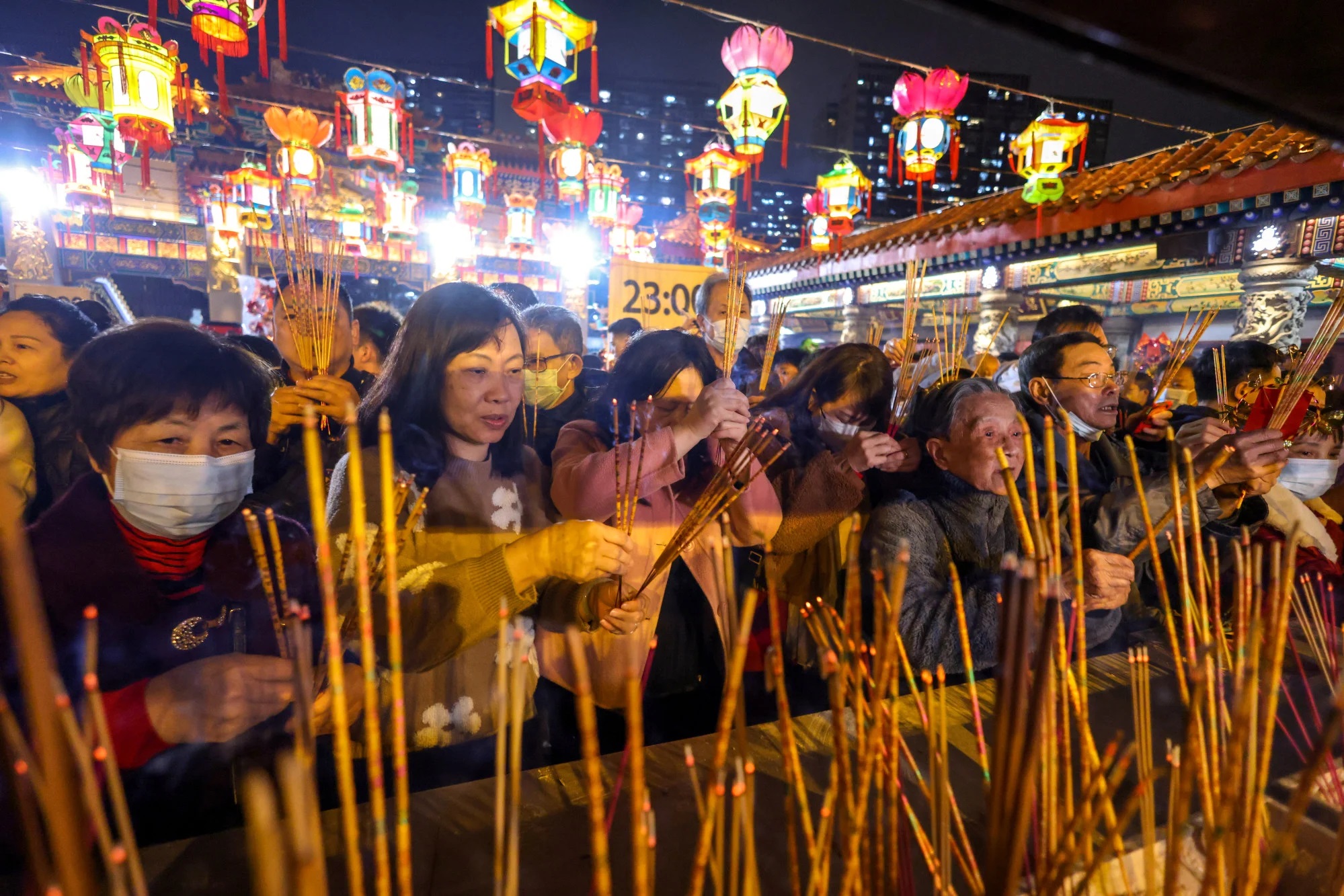Những người thờ cúng dâng hương tại chùa Wong Tai Sin vào đêm giao thừa âm lịch. Ảnh: Yik Yeung-ma/SCMP
