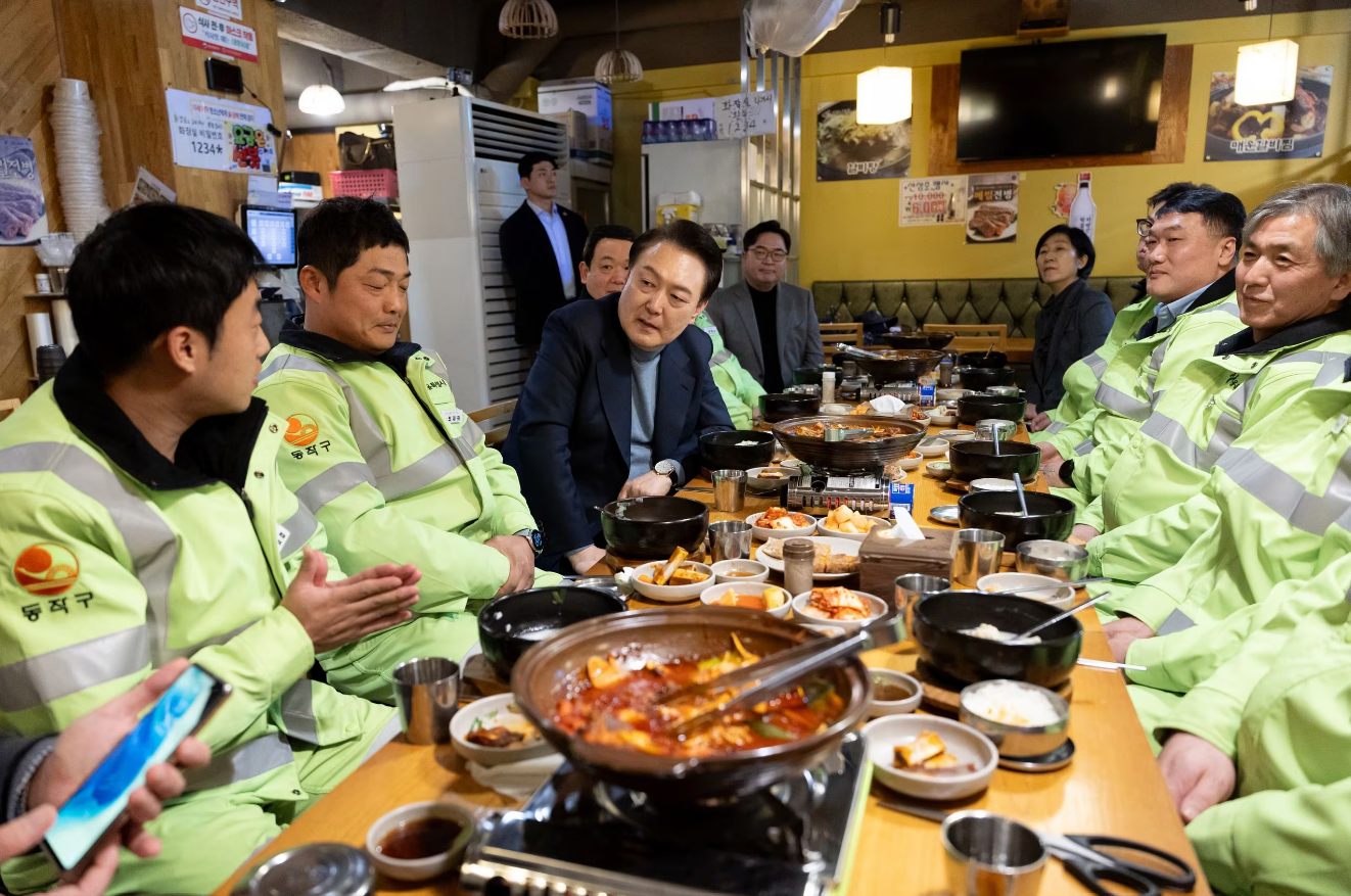 Tổng thống Hàn Quốc gặp gỡ công nhân vệ sinh nhân ngày đầu tiên của Tết Nguyên Đán - Ảnh:Yonhap