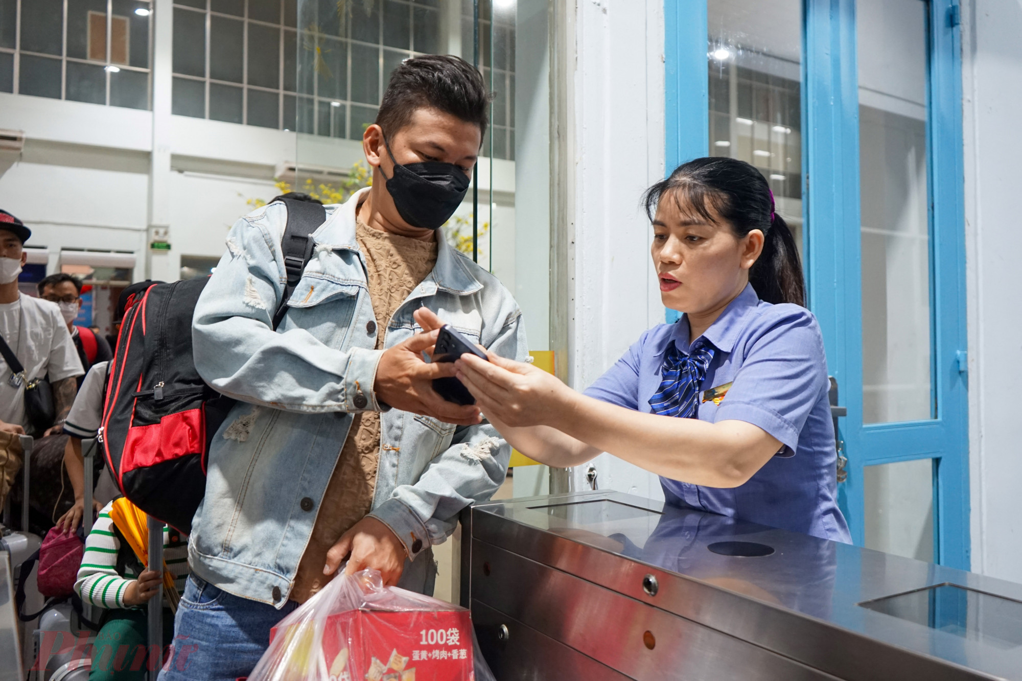  “Do đã hết vé xe khách, gia đình lựa chọn đi tàu hoả, lần đầu có dịp đón giao thừa trên tàu hoả nên cũng khá hồi hộp”, anh Lê Phúc Vinh (ngụ huyện Củ Chi) cho biết.