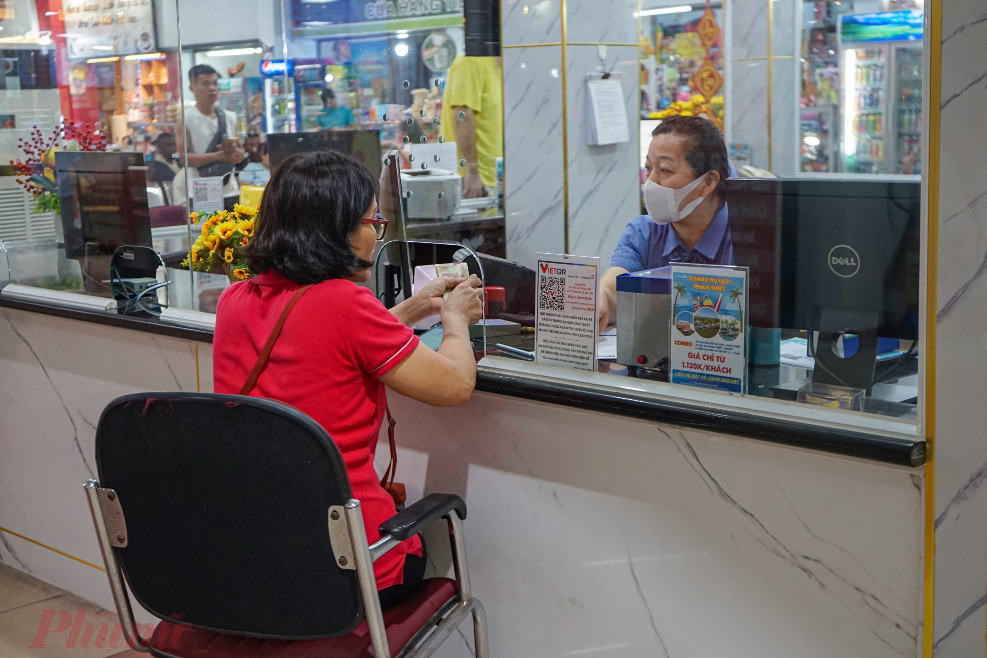 Mặc dù sắp đến thời khắc giao thừa, nhưng khu vực quầy vé ga Sài Gòn vẫn còn một số hành khách hối hả chạy đến nhờ nhân viên hướng dẫn mua những tấm vé tàu cuối cùng.