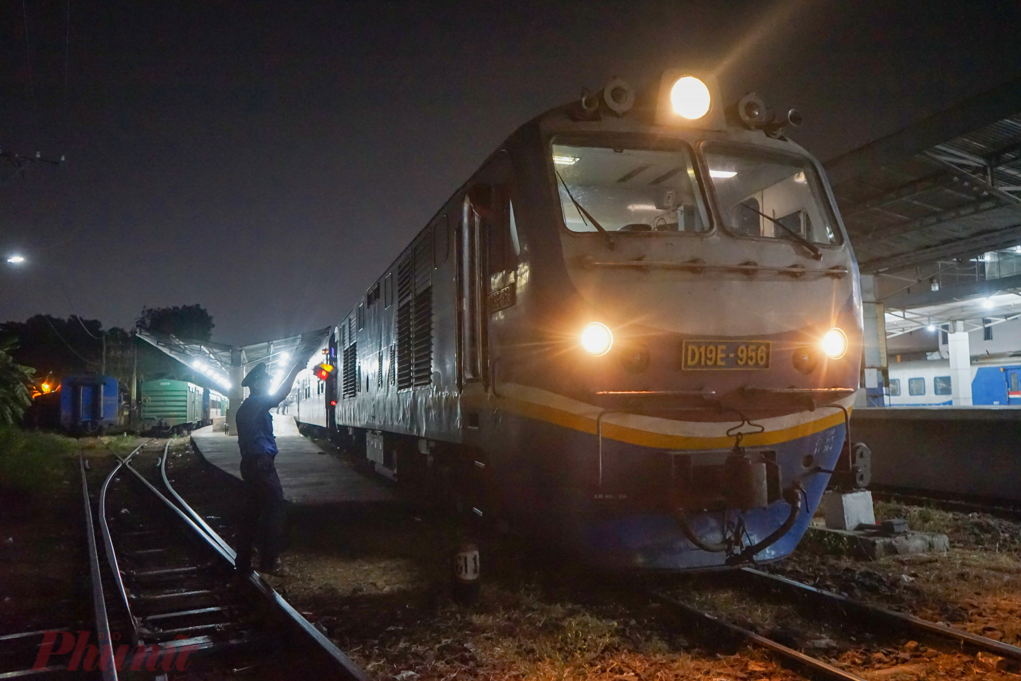 Đúng 21h50 chuyến tàu hỏa cuối cùng mang số hiệu SE2 đã rời ga Sài Gòn khởi hành về Thủ đô Hà Nội, chở theo rất nhiều niềm vui của hành khách và nhân viên phục vụ trên tàu khi thời khắc chuyển giao năm cũ và năm mới đã đến..