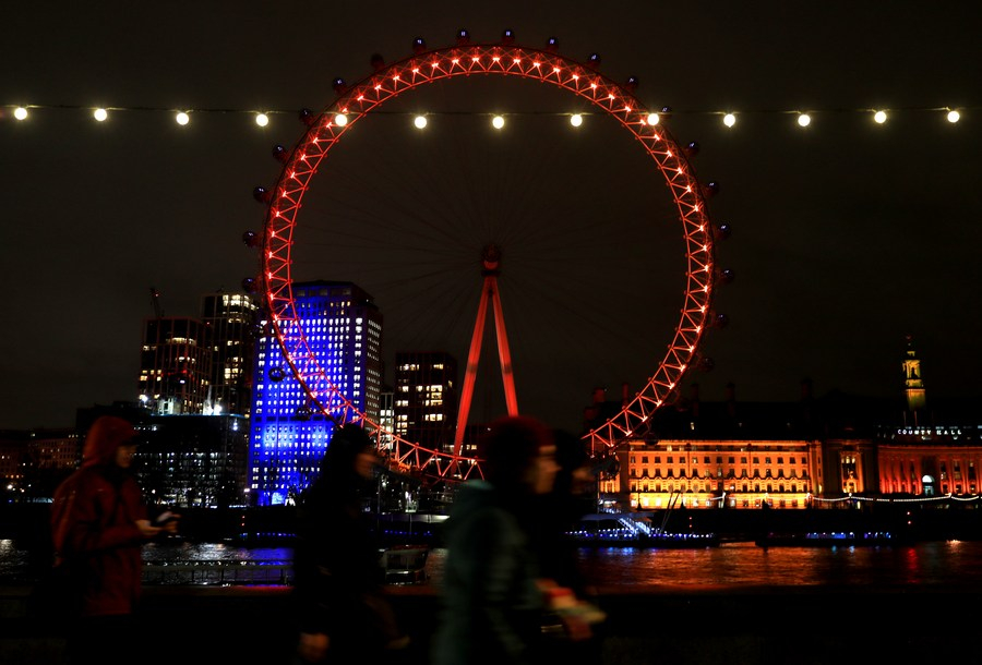 Vòng quay London Eye được thắp sáng màu đỏ để chào mừng Tết Nguyên đán ở London, Anh - - Ảnh: Tân Hoa Xã/Li Ying