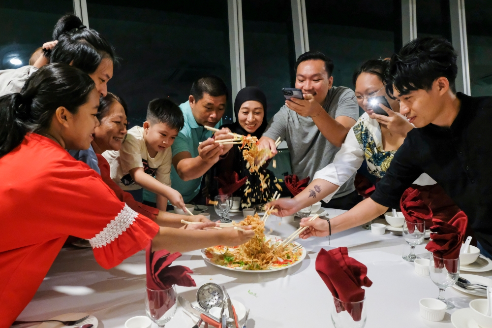 Nur Allyshia Low Kim Choon, 30 tuổi (thứ 4 bên trái) cùng bố mẹ và gia đình trong bữa tối đoàn tụ ở Kuantan, Pahang, ngày 9 tháng 2 năm 2024 - Ảnh: Bernama