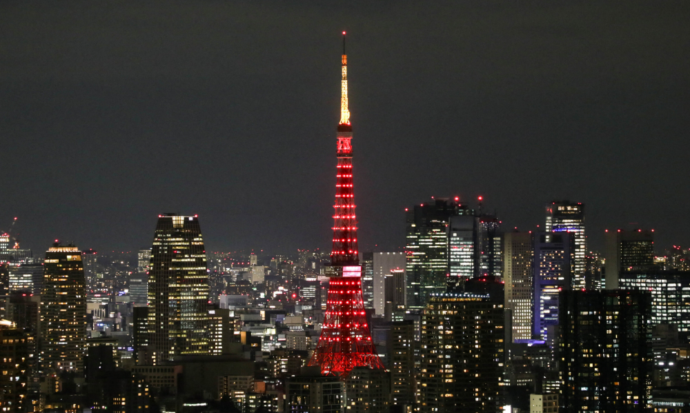 Tháp Tokyo rực rỡ màu đỏ giữa thủ đô Tokyo ngày 2/9 - Ảnh: AFP