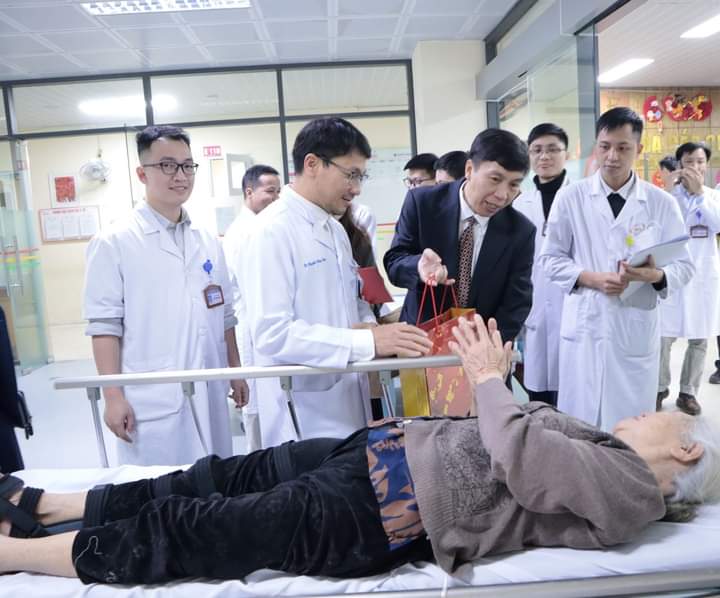 Lãnh đạo, cán bộ Bệnh viện E thăm hỏi bệnh nhân trong ngày đầu năm mới