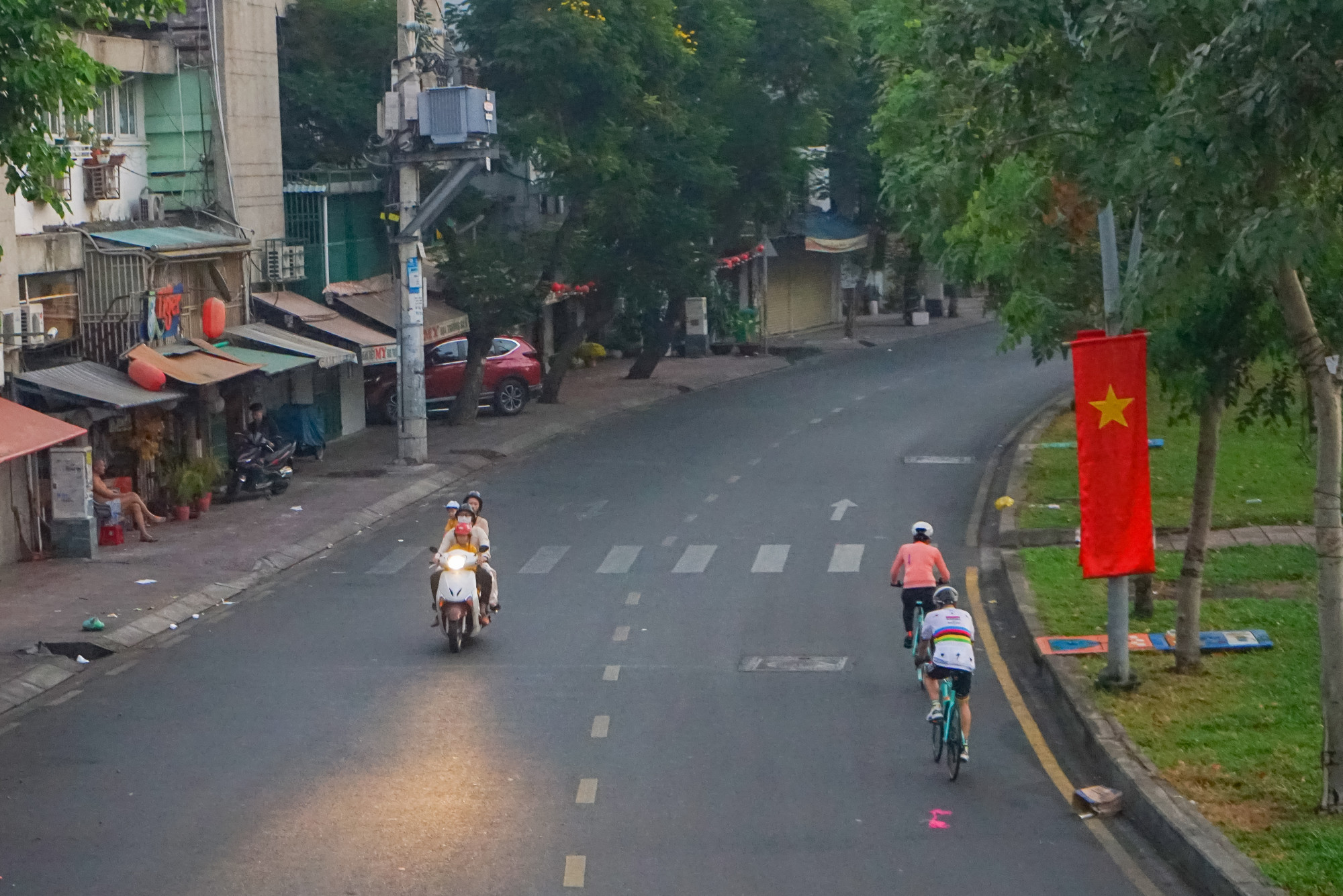 Trên tuyến đường Trường Sa (đoạn dưới chân cầu Công Lý, quận 3) thỉnh thoảng xuất hiện một vài phương tiện chạy thoáng qua.