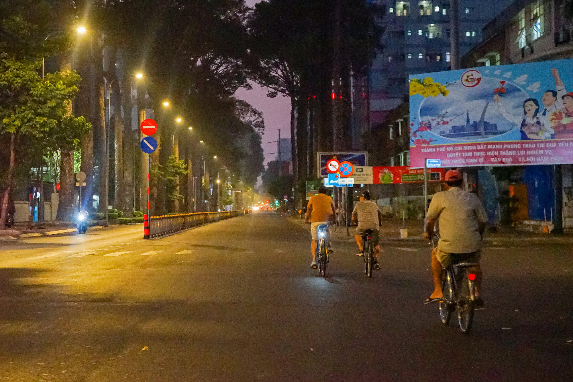  Ghi nhận lúc 6h sáng 10/2 (tức mùng một Tết Nguyên Đán), nhiều tuyến đường trung tâm TPHCM vắng bóng người và phương tiện lưu thông.