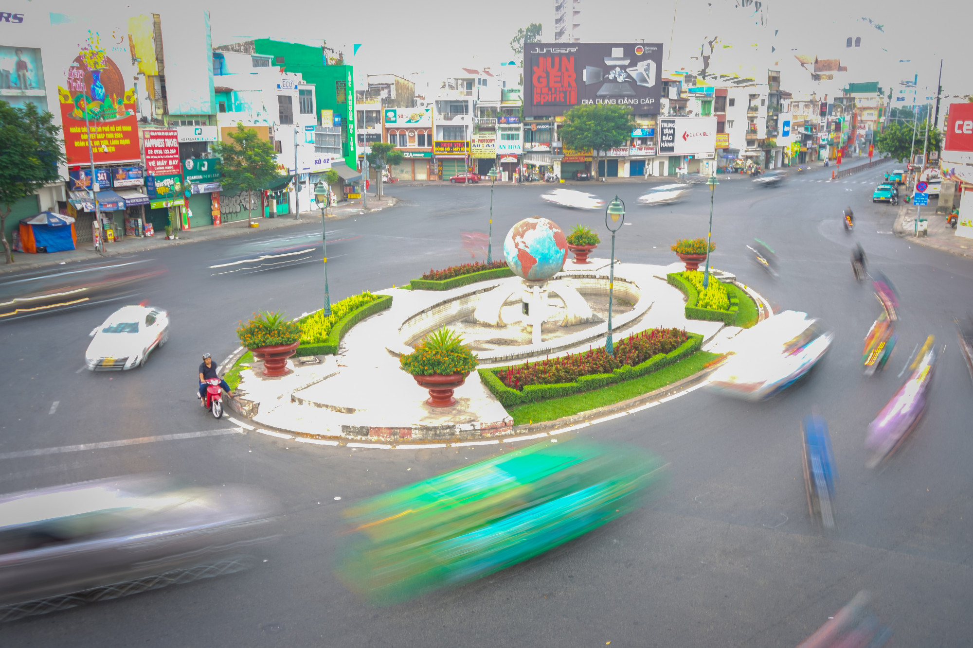 Hằng ngày, vòng xoay Lăng Cha Cả luôn đông đúc và thường xảy ra tình trạng kẹt xe. Tuy nhiên, vào sáng mùng một Tết Giáp Thìn, khu vực này vắng lặng và có khá ít phương tiện lưu thông trên đường.