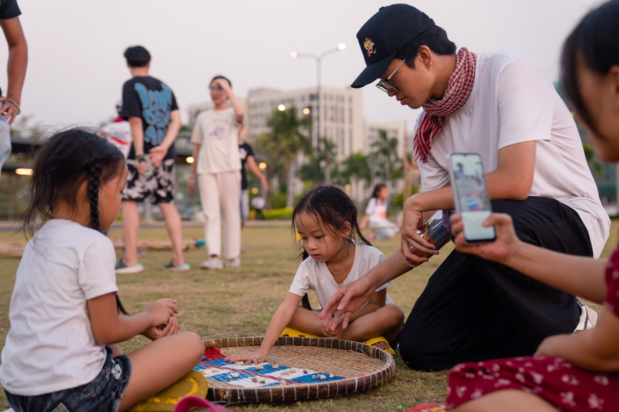 Các trò chơi dân gian giúp người dân được vui chơi và tìm hiểu nét đẹp văn hóa truyền thống - Ảnh: Nam Long Group