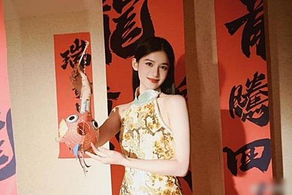 Váy cổ yếm tông màu vàng ánh kim mang đến vẻ đẹp ngọt ngào cho ''công chúa Cbiz Trương Tịnh Nghi. Nữ diễn viên tô son đỏ trầm, buông xõa tóc tự nhiên, kẻ mắt nhẹ nhàng toát lên thần thái ấn tượng.