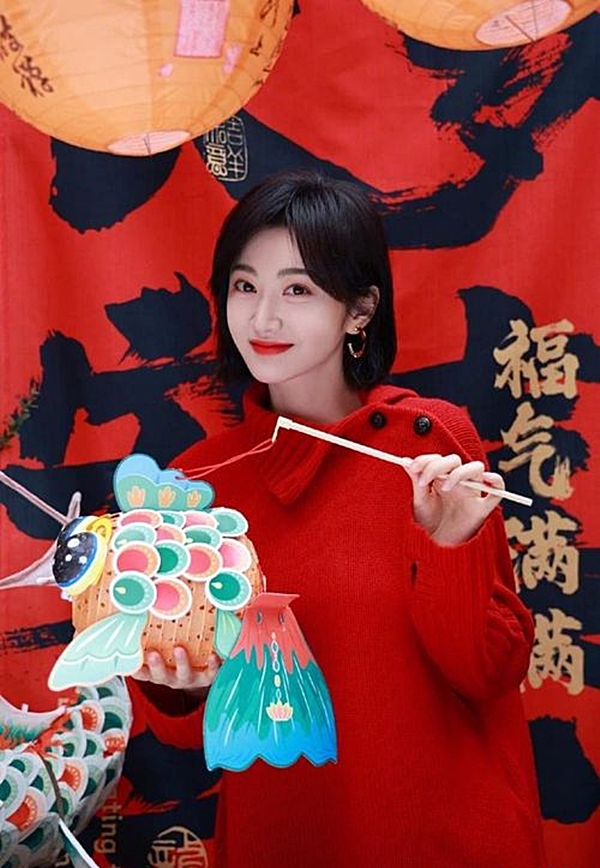 ''Mỹ nhân Bắc Kinh'' Cảnh Điềm chọn áo len đỏ đơn giản, tay cầm lồng đèn dễ thương.