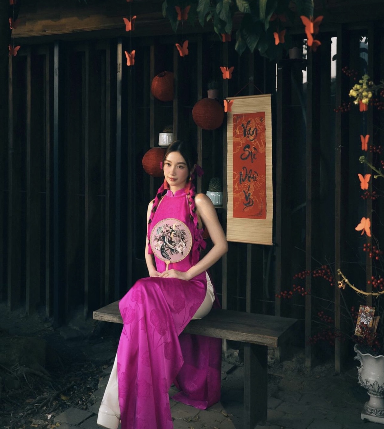 Nữ diễn viên Jun Vu hóa thân thành quý cô gợi cảm và cổ điển trong thiết kế áo dài cổ yếm màu hồng nổi bật. Kiểu trang điểm 