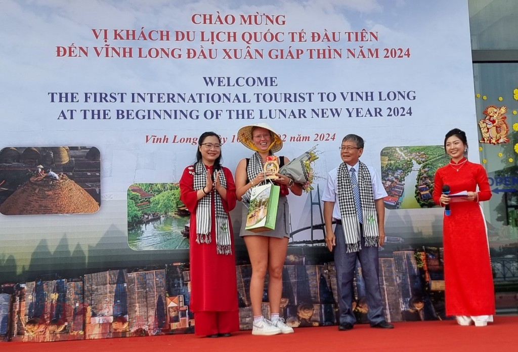 Lãnh đạo tỉnh Vĩnh Long đã trao tặng khách quốc tế những món quà rất có ý nghĩa về sản phẩm du lịch đặc trưng của tỉnh Vĩnh Long.