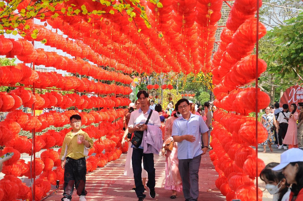 Giữa vườn hoa Xuân là “Nhà lồng đèn” khá nổi bật.