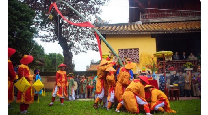 Hình ảnh dựng cây nêu trong phong tục xưa được phục dựng trong các lễ hội (ảnh sưu tầm)