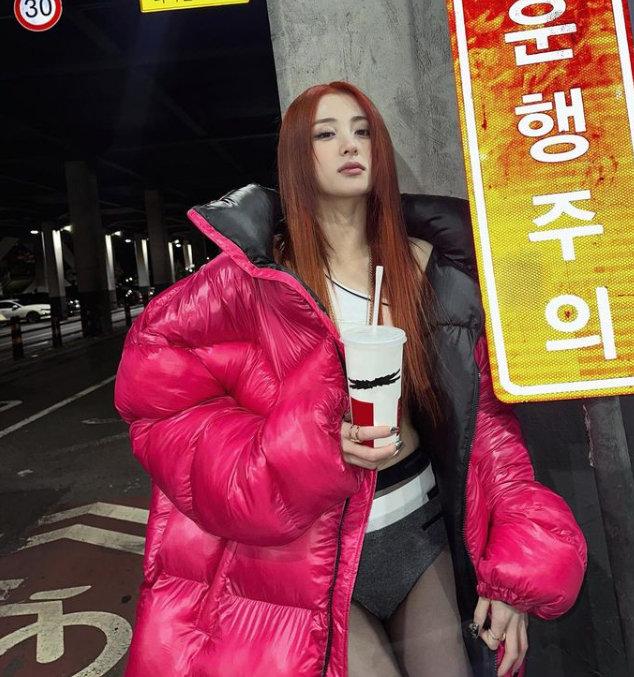 Nữ ca sĩ Huh Yun-jin là tín đồ của phong cách thời trang no pants - Ảnh: Korea Times 