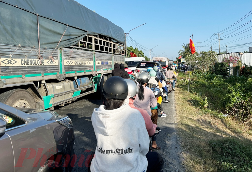 Trên quốc lộ 54, đoạn qua thị xã Bình Minh (tỉnh Vĩnh Long) cũng xảy ra ùn tắc giao thông cục bộ vào chiều mùng 3 tết