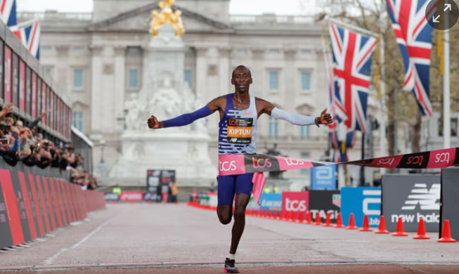 Kelvin Kiptum Kiptum giữ kỷ lục marathon thế giới với 2 giờ 35 giây. Kỷ lục của anh mới được Liên đoàn Điền kinh Thế giới (World Athletics) công nhận vào tuần trước. Kiptum đã lên kế hoạch trở thành người đầu tiên chạy marathon sub2 trong một giải chính thức tại Rotterdam Marathon diễn ra vào ngày 14/4 năm nay. Anh cũng được chọn vào đội tuyển điền kinh Kenya dự Olympic 2024 tại Paris.