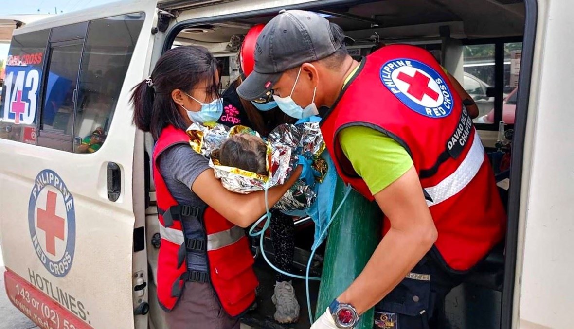 Lực lượng cứu nạn Philippines vừa giải cứu thành công bé gái 3 tuổi bị bùn đất vùi lấp hơn 60 tiếng đồng hồ - Ảnh: Davao de Oro Chapter/AFP/Getty Images