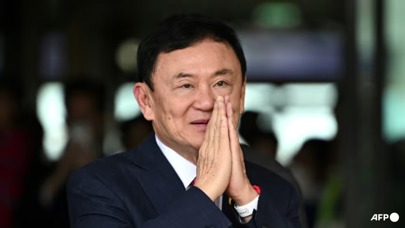 Cựu thủ tướng Thái Lan Thaksin Shinawatra chào người ủng hộ sau khi hạ cánh xuống sân bay Don Mueang ở Bangkok vào tháng 8 - Ảnh: AFP/Manan Vatsyayana