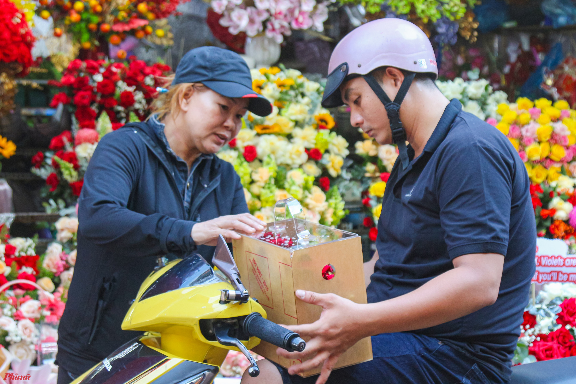 Năm nay tôi thấy những mặt hàng hoa giá không quá cao so với mọi năm. Khi mua hoa, tôi thấy rất thoải mái chọn mua để làm quà tặng vợ trong dịp này một khách hàng mua hoa nói.