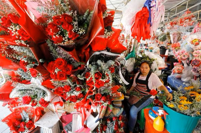 Người bán hàng chuẩn bị những bó hoa hồng cho ngày lễ tình nhân tại chợ hoa ở Bangkok, Thái Lan - Ảnh: EPA