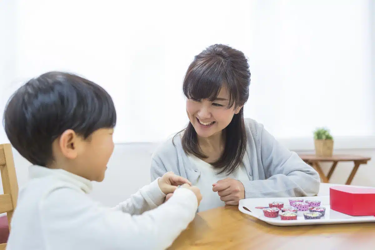 Những người mẹ Nhật Bản tặng sô cô la cho con trai để giúp con không mặc cảm vì thiếu thu hút - Ảnh: Hình ảnh: msv/PIXTA