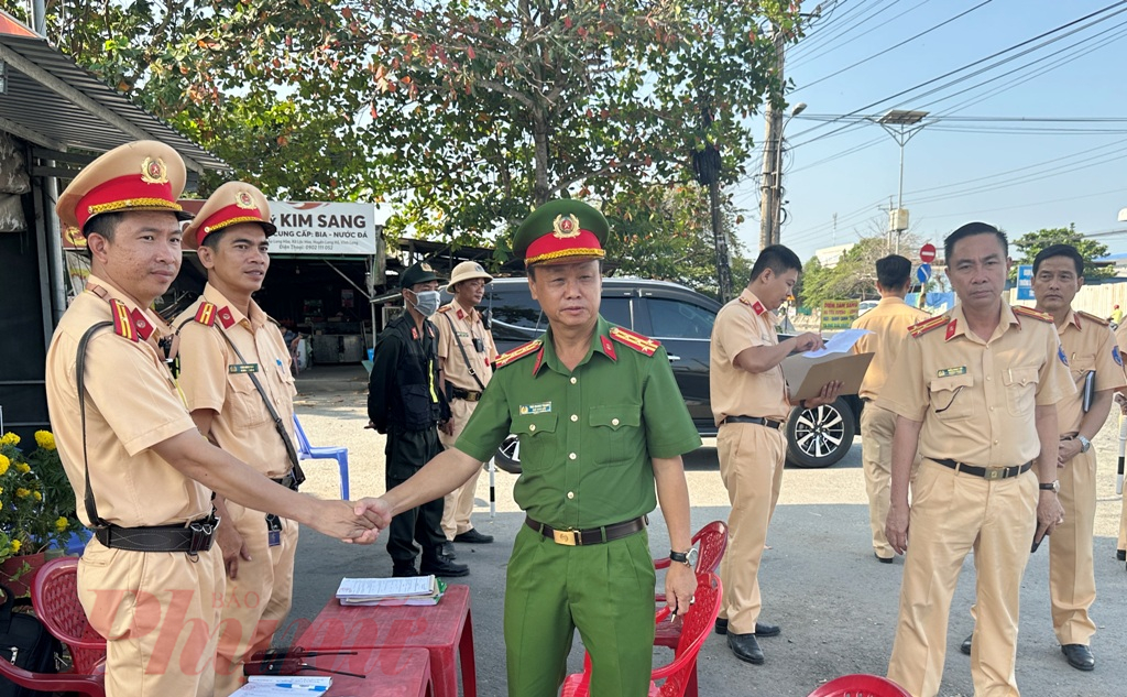 Đại tá Trà Quang Thanh - Phó Giám đốc Công an tỉnh Vĩnh Long kiểm tra công tác lực lượng CSGT làm nhiệm vụ trên địa bàn vào sáng 14/2