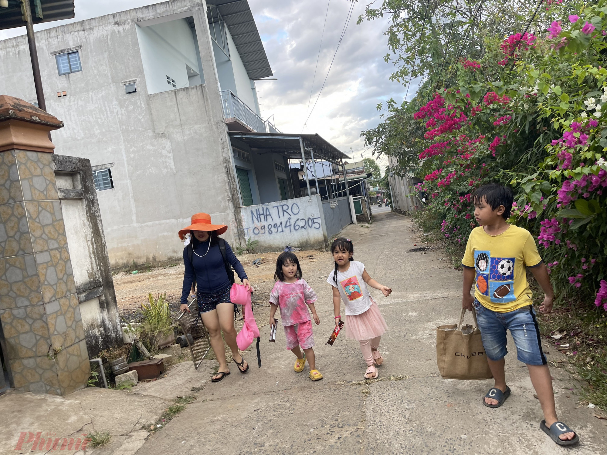 Mỗi lần rủ nhau đi tắm suối cũng đông hơn, vui hơn, nhộn nhịp hơn với phân công ai mang món ăn gì, nước như thế nào, trông lũ trẻ ra sao.