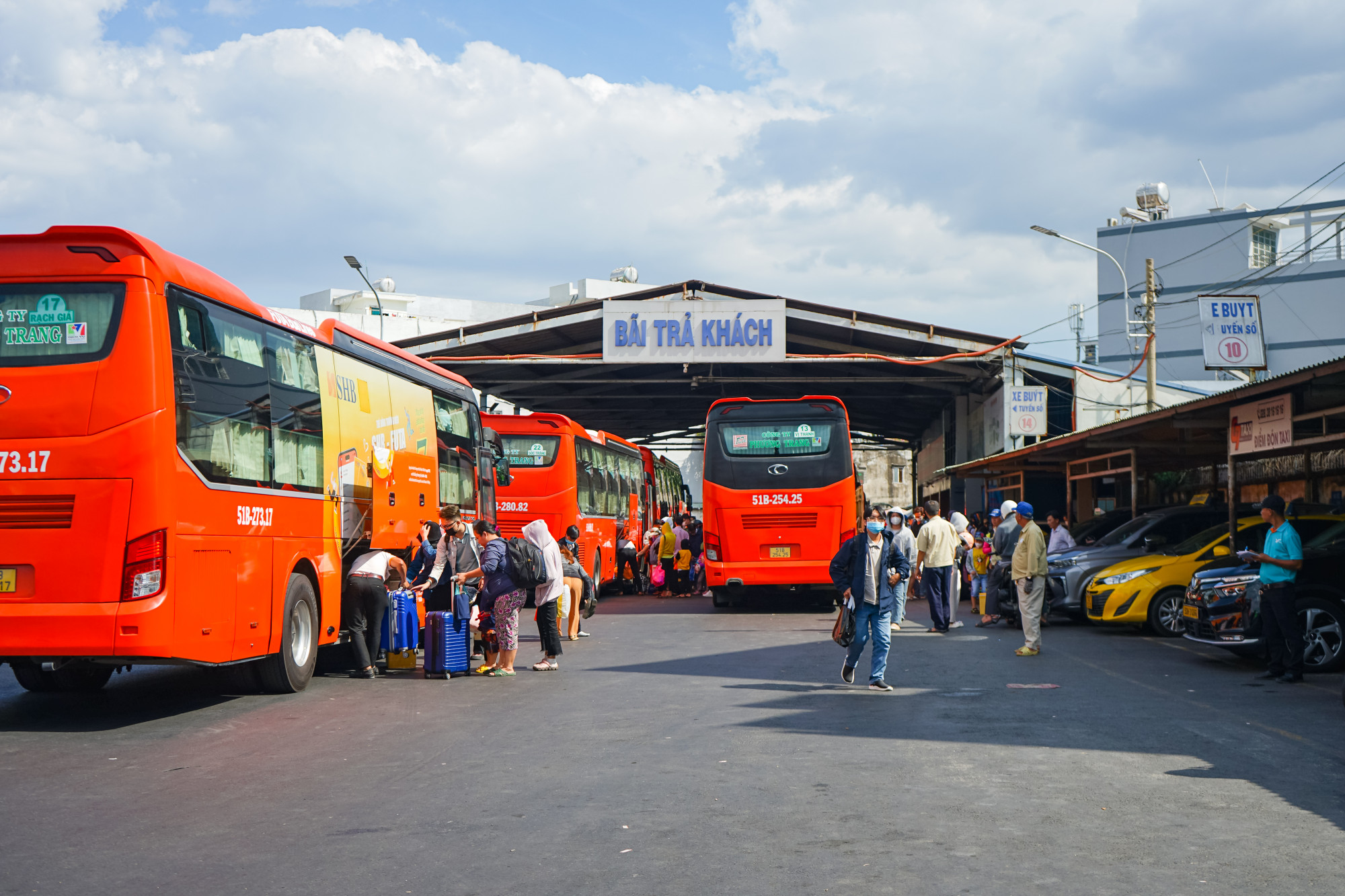 Đa phần lượng người đổ về thành phố bằng xe khách nhiều nhất trong sáng nay đều đến từ các tỉnh như An Giang, Cần Thơ, Cà Mau, Tiền Giang, An Giang... Khung giờ lượng xe đổ về đông nhất tại bến xe Miền Tây là từ 3h đến 6h và từ 14h cho đến 18h..