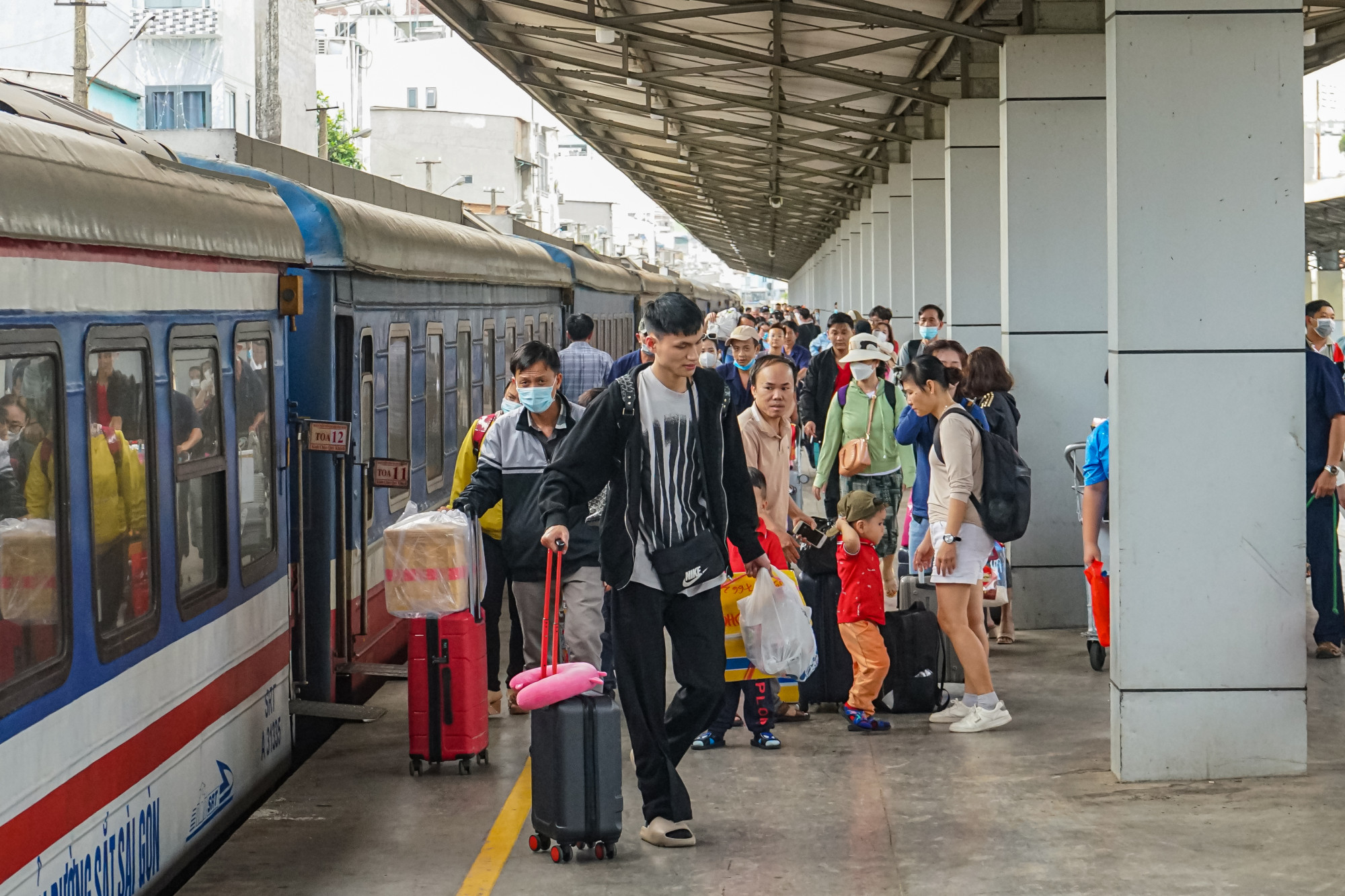  Sau hồi còi dài, chuyến tàu khời hành từ Hà Nội - TPHCM dừng hẳn, hàng trăm lượt khách nhanh chóng kéo theo vali rời khỏi tàu.