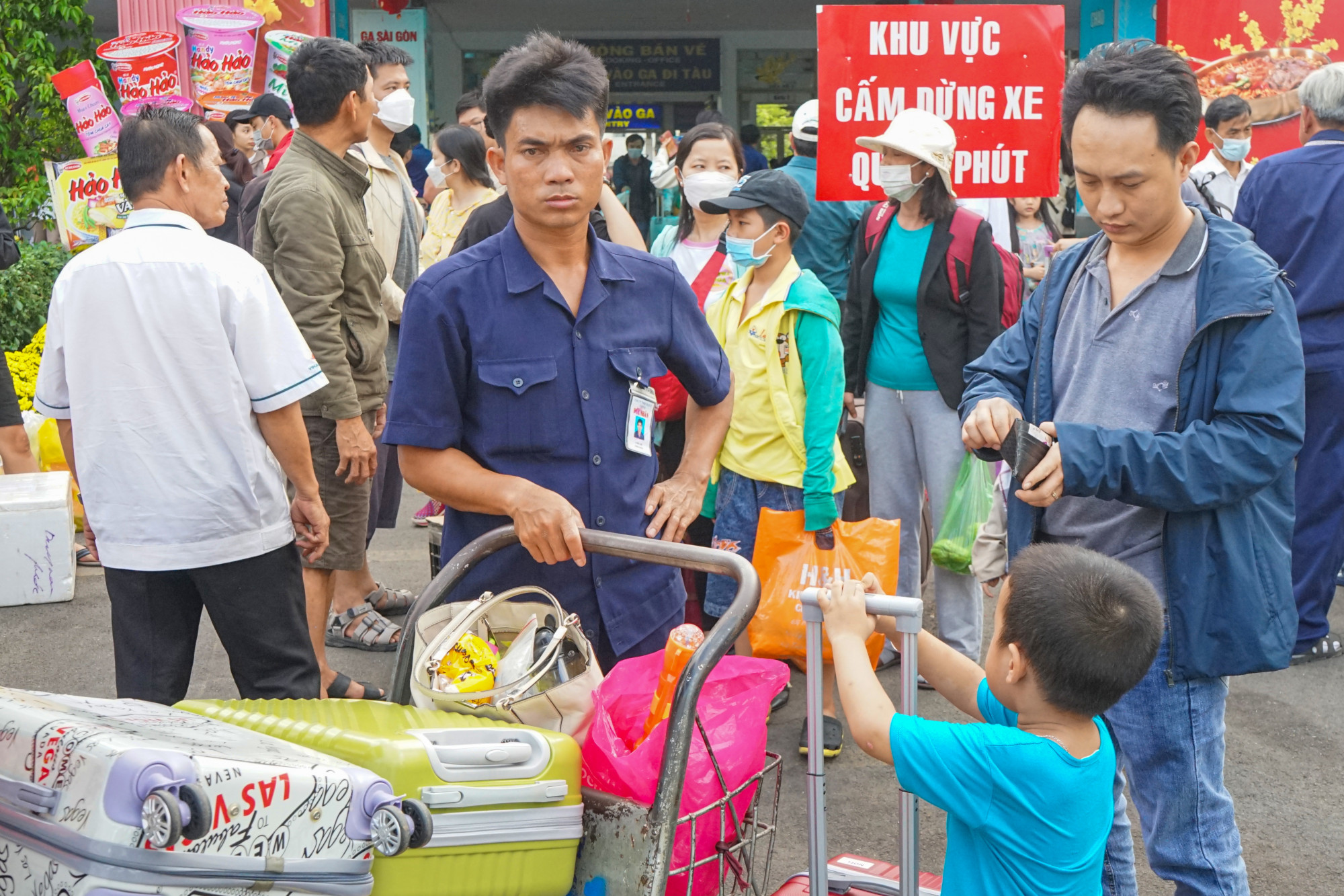 Do có quá nhiều hành lý cần phải đưa từ đường tàu ra sân ga đón taxi, nhiều hành khách nhờ các nhân viên xe đẩy trong ga hỗ trợ.