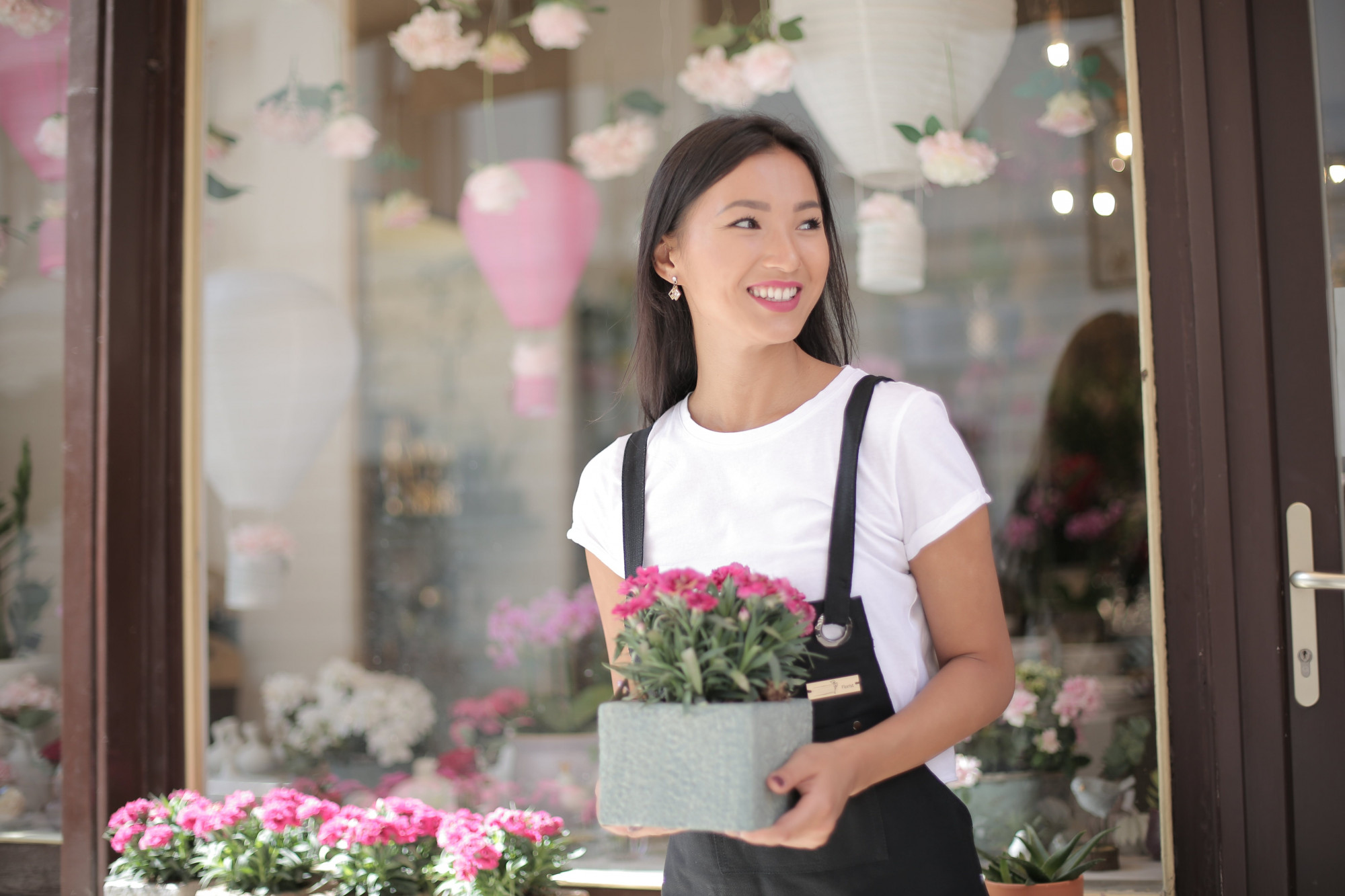 Chưng hoa ngày tết cho không gian sống thêm sinh động (ảnh minh họa)