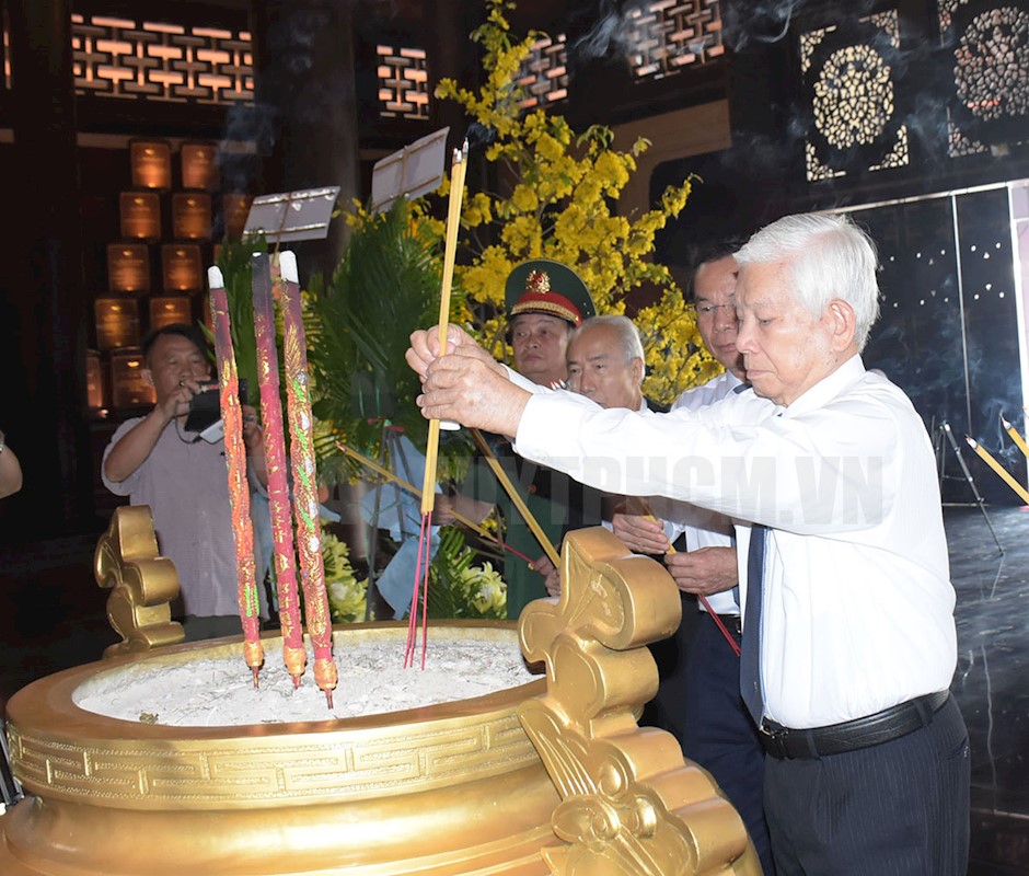 Đồng chí Nguyễn Minh Triết dâng hương tại Đền tưởng niệm Khu lịch sử truyền thống cách mạng Sài Gòn – Chợ Lớn – Gia Định