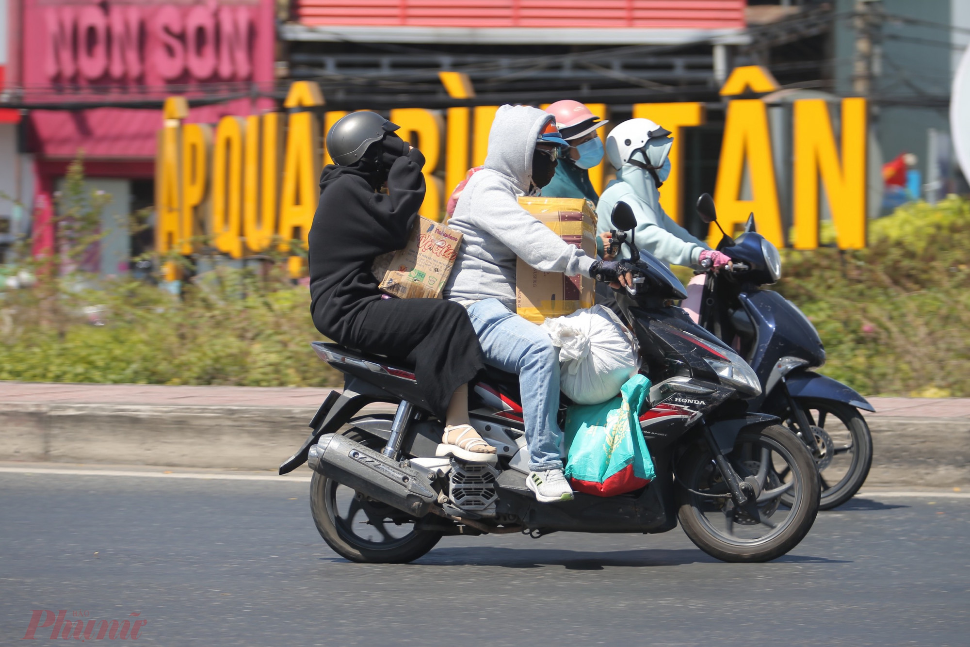 Gạo, thức ăn, quà bánh... là những thứ gắn trên xe trong dòng phương tiện lưu thông trên đường vào ngày này. Đây cũng là hình ảnh quen thuộc sau tết, vào ngày người dân quay trở lại thành phố làm việc.