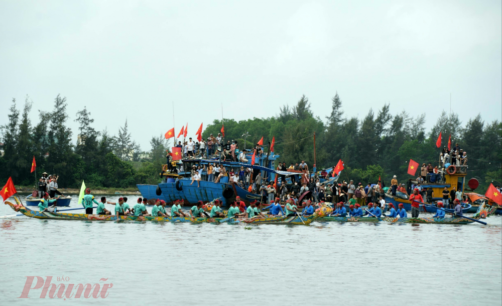 Hôm nay ngày 14/2 (Mùng 5 tết Giáp Thìn) UBND xã Bình Đông (huyện Bình Sơn, tỉnh Quảng Ngãi) tiến hành tổ chức khai mạc giải đua thuyền nam mừng Đảng, mừng Xuân.  Giải đua, tạo khí thế vui tươi, phấn khởi, triển khai, kích cầu thể dục thể thao và đẩy mạnh phong trào thi đua yêu nước, tích cực học tập, lao động sản xuất