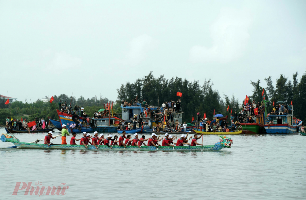 Tham gia giải đua thuyền có 4 đội thi ở các thôn Tân Hy 1, Tân Hy 2, Thượng Hoà, Sơn Trà, với gần 100 vận động viên tham gia, kể cả chính thức và dự bị