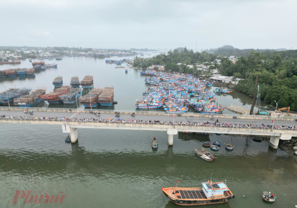 Giải đua thuyền diễn ra trên sông Trà Bồng, cũng là cửa biển - nơi hàng trăm chiếc thuyền của ngư dân neo đậu, nghỉ tết nguyên đán Giáp Thìn