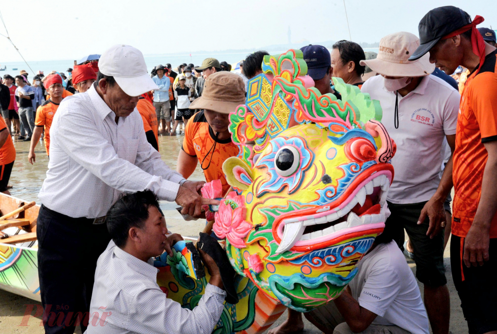 Hôm qua, ngày 13/2 (mùng 4 Tết Nguyên đán Giáp Thìn), UBND xã Tịnh Kỳ, TP Quảng Ngãi (Quảng Ngãi) cũng tổ Lễ hội đua thuyền truyền thống. Đây là nét văn hóa tín ngưỡng mang ý nghĩa nhân văn sâu sắc nhằm cầu cho ngư dân ra khơi được nhiều lộc biển