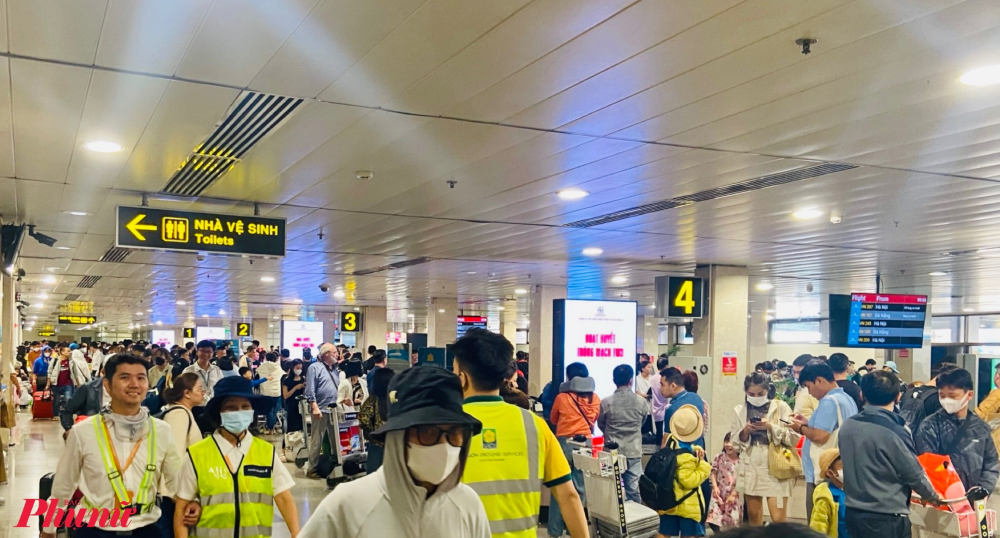 Để giải phóng lượng khách đến sau tết qua Cảng, Tân Sơn Nhất tăng cường nhân lực tập trung đông ở ga đến để cố gắng phục vụ nhanh nhất cho người dân, du khách.