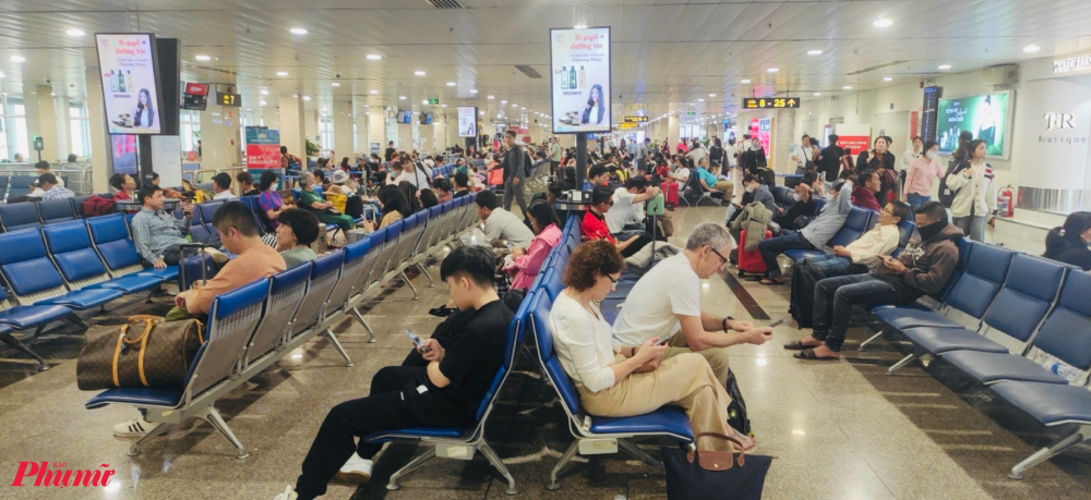 Cũng trong mùng 6 tết, lượng khách đi qua ga quốc nội Cảng hàng không quốc tế Tân Sơn Nhất cũng khá đông đúc.