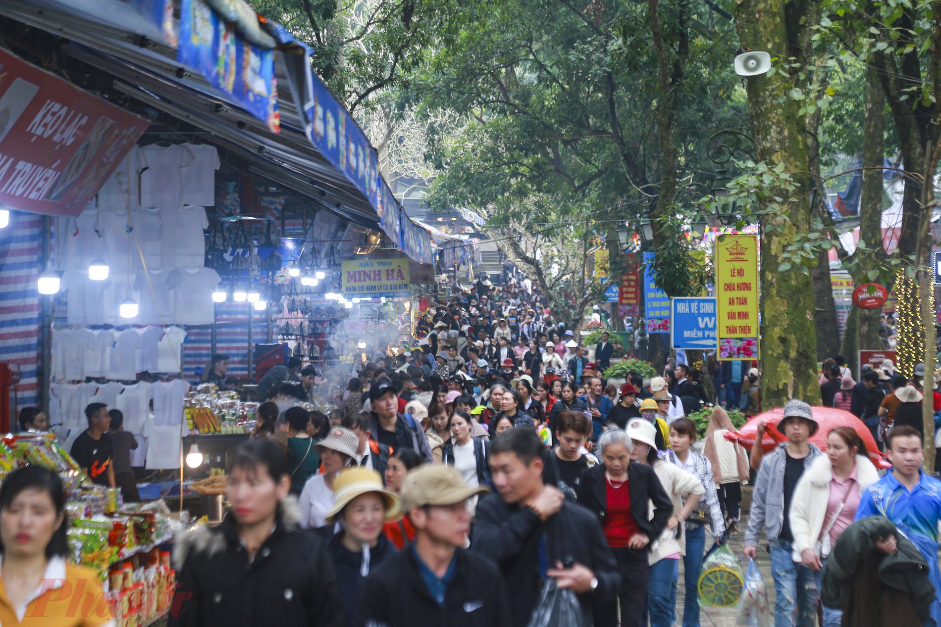 Các lối vào khu di tích Chùa Hương đông nghịt người.