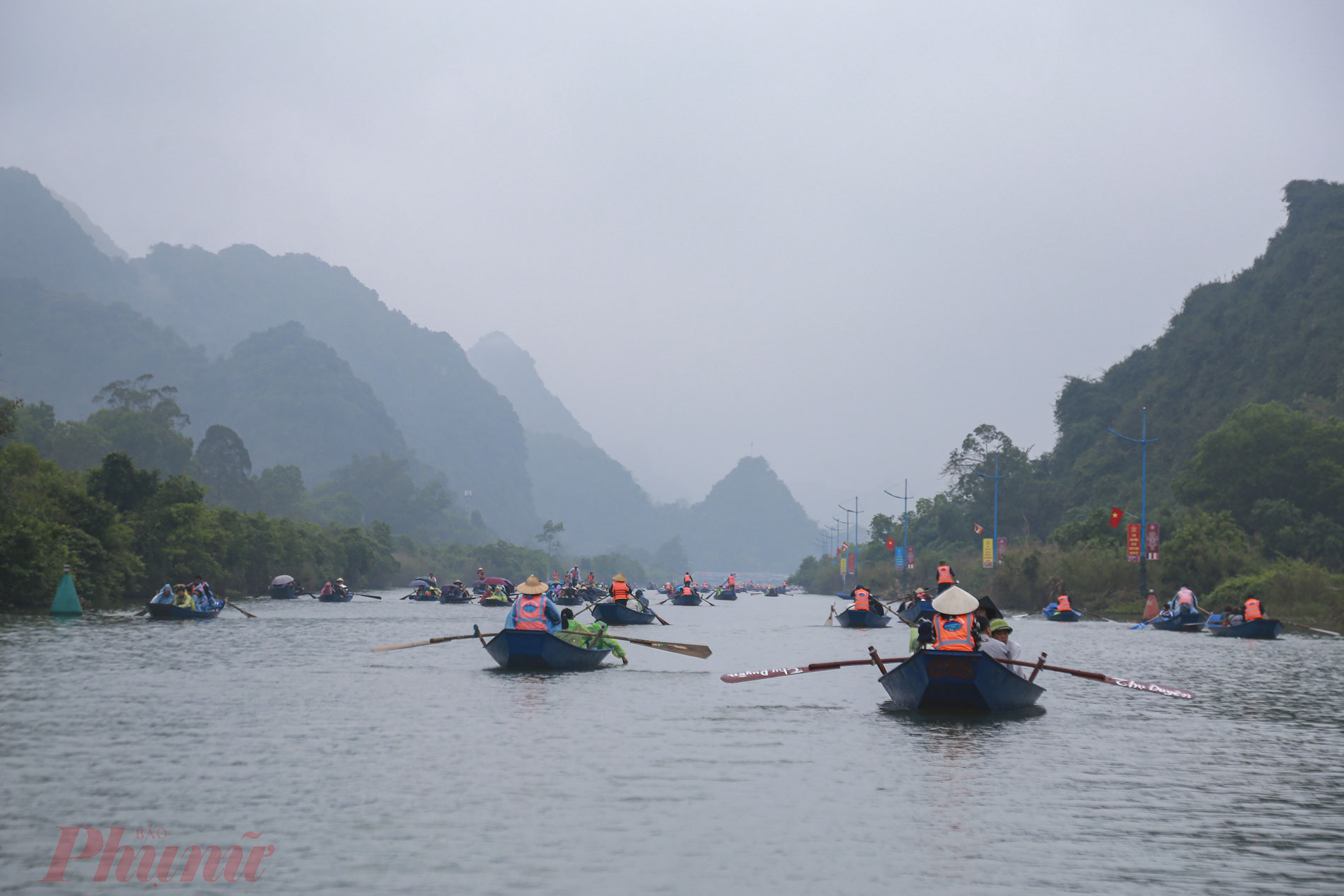 Dòng người tấp nập ra, vào đổ về chùa Hương đi lễ, tạo nên khung cảnh vô cùng nhộn nhịp.