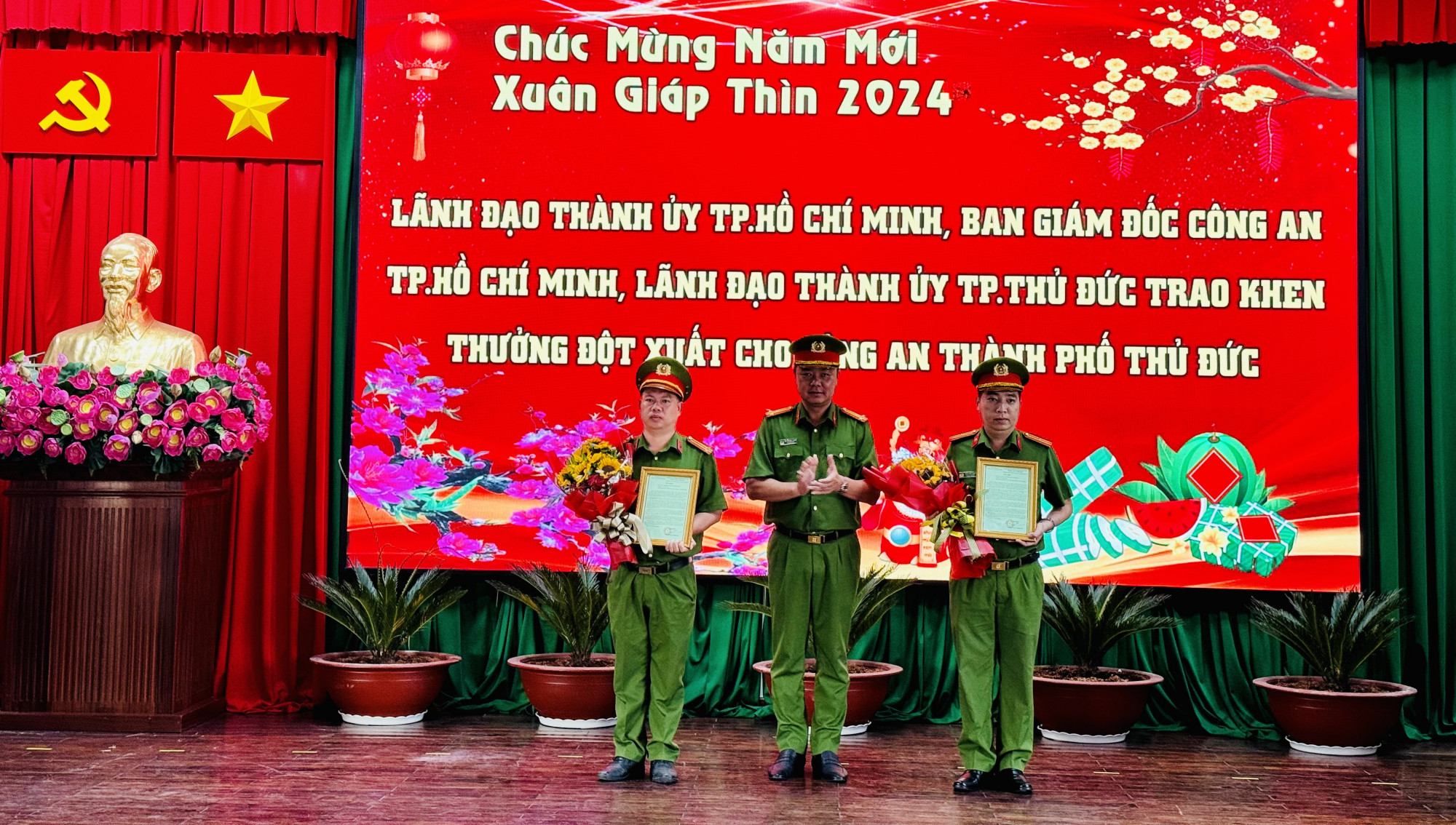 Lãnh đạo Công an TPHCM khen thưởng các đơn vị