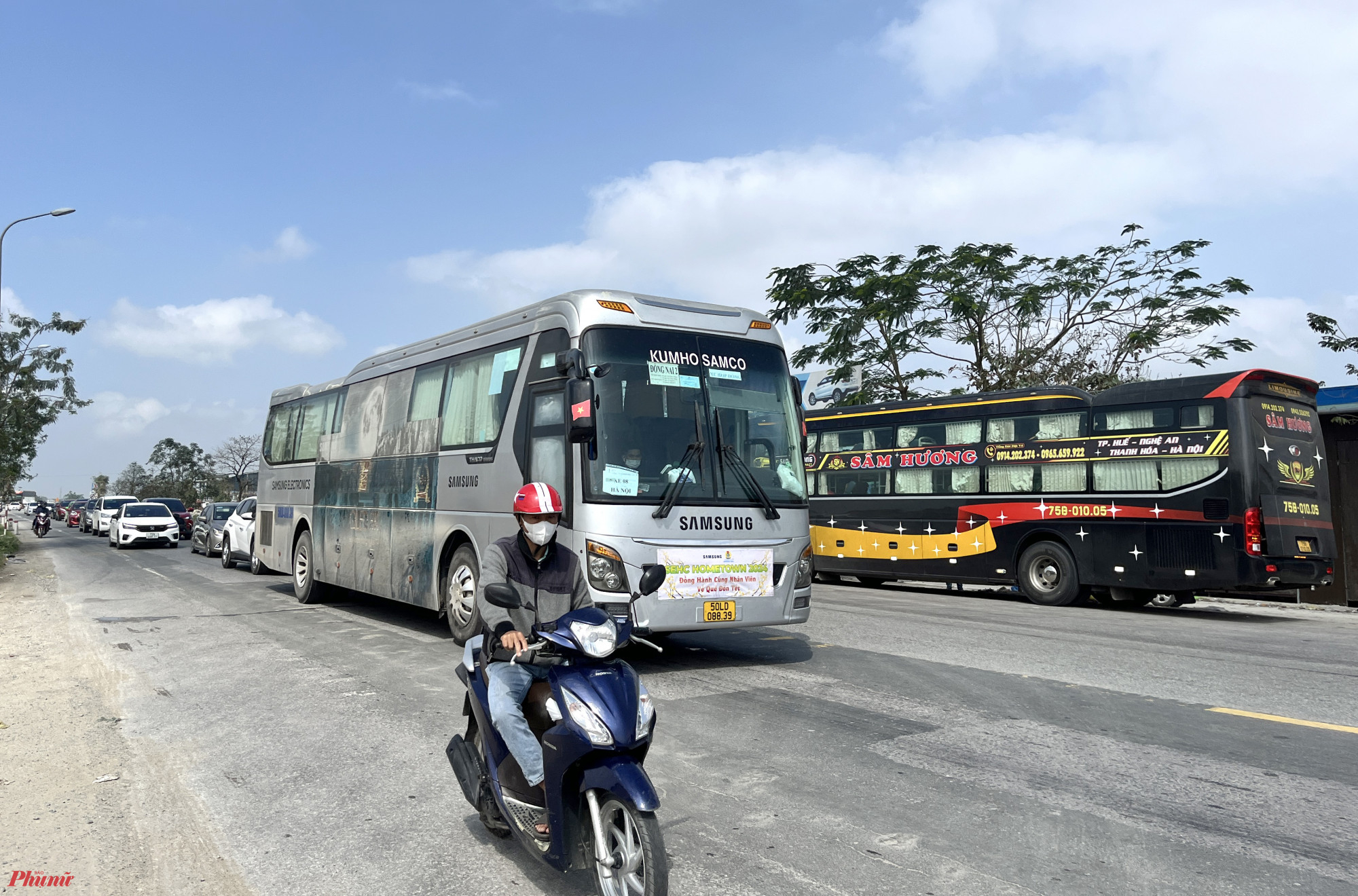 Sáng 15/2, trên tuyến đường quốc lộ 1, đoạn qua huyện Hưng Nguyên (Nghệ An) nhiều thời điểm bị tắc nghẽn do các phương tiện di chuyển khá đông. Phần lớn là các xe khách di chuyển từ các tỉnh phía Bắc vào Nam.